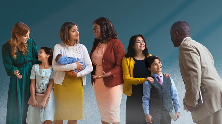 Un hermano, varias hermanas y unos niños conversan entre sí y sonríen.