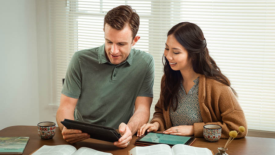 El mismo matrimonio estudiando la Biblia y las publicaciones que nos da la organización de Dios.