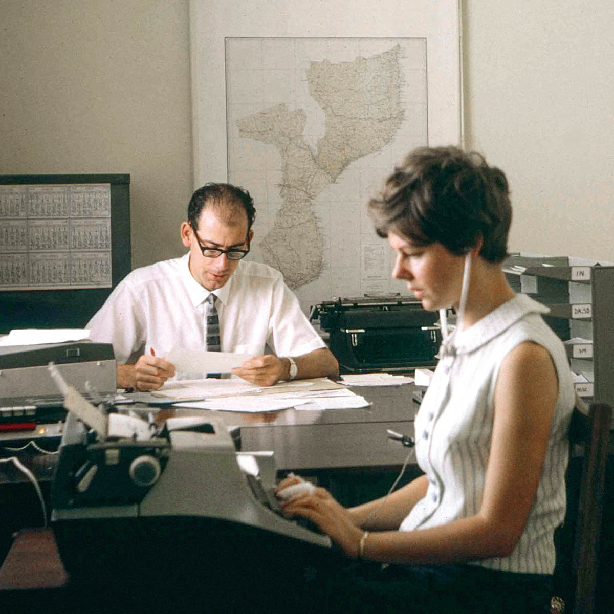 Keith y Anne trabajando juntos en una oficina.