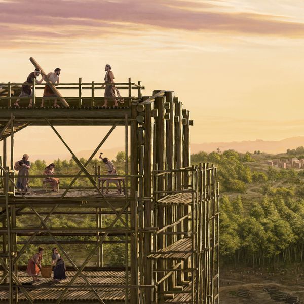 Noé y su familia trabajan en la construcción del arca. A lo lejos se ve un pueblo rodeado por el bosque.