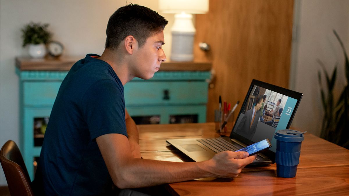 El hermano joven de la imagen anterior leyendo la lección 35 del libro “Disfrute de la vida”.