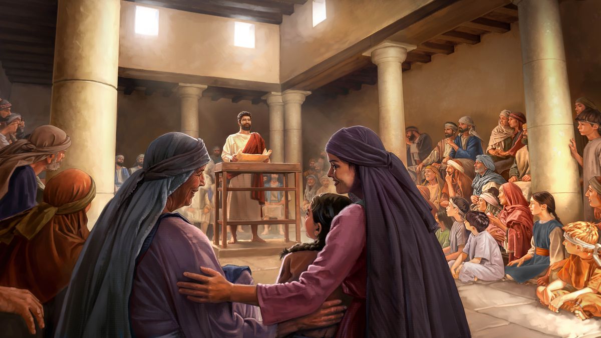 Jesus spricht in einer Synagoge und hält eine geöffnete Buchrolle in den Händen. Männer, Frauen und Kinder hören ihm aufmerksam zu.