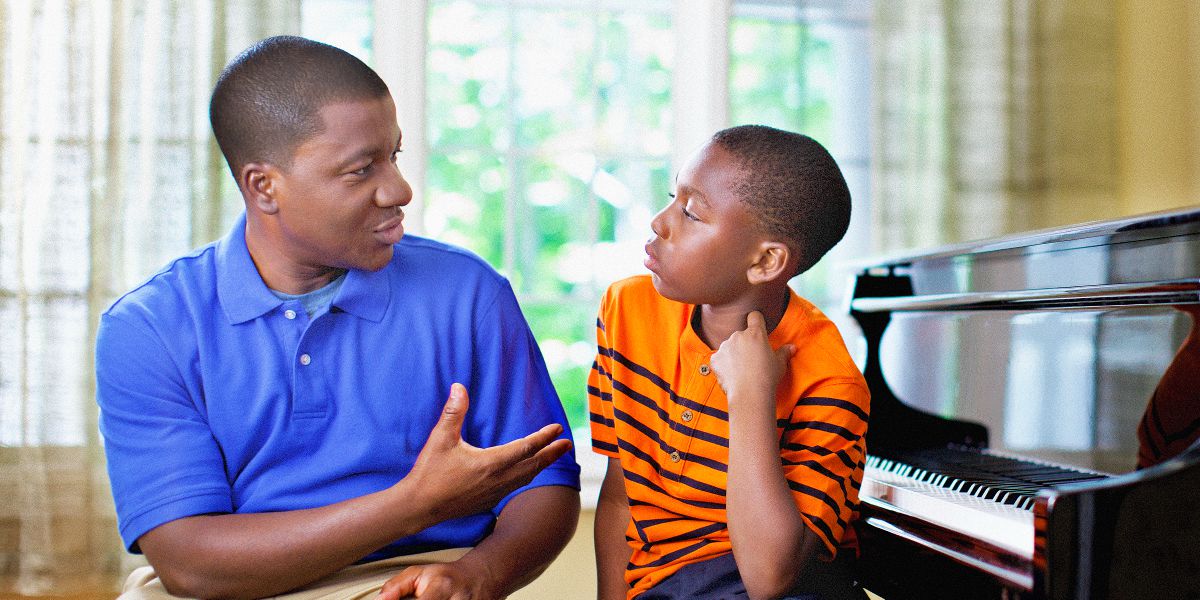 એક પિતા પોતાના દીકરા સાથે વાત કરી રહ્યા છે