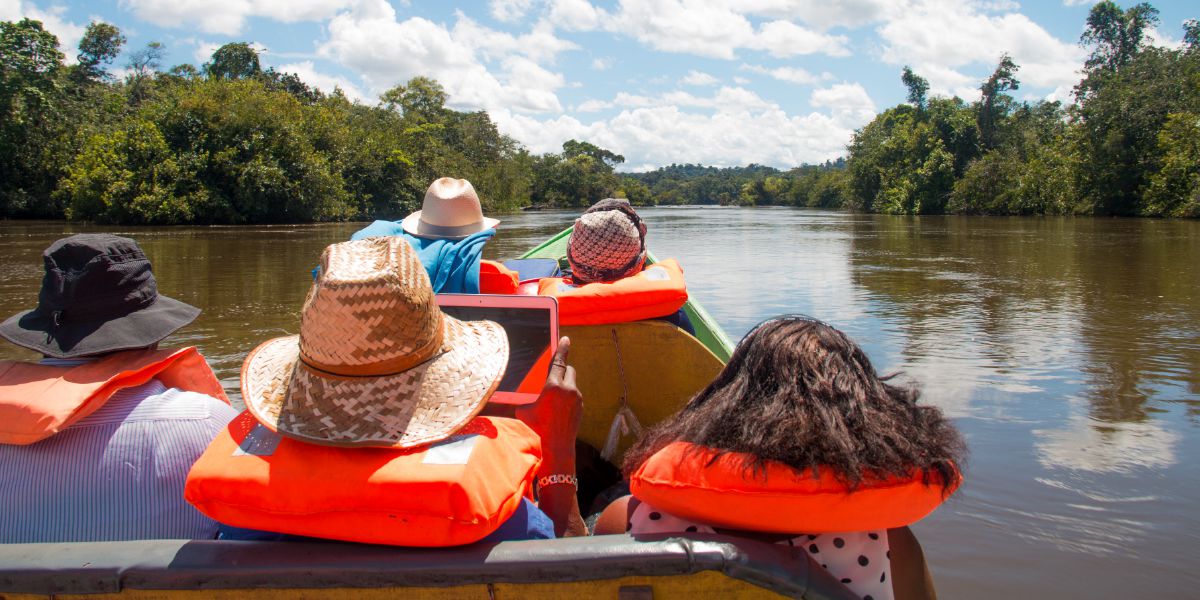 અમુક યહોવાના સાક્ષીઓએ મરોની નદીમાં સફર કરવાનું નક્કી કર્યું, જેથી આસપાસ રહેતા લોકોને બાઇબલનો સંદેશો જણાવી શકે.