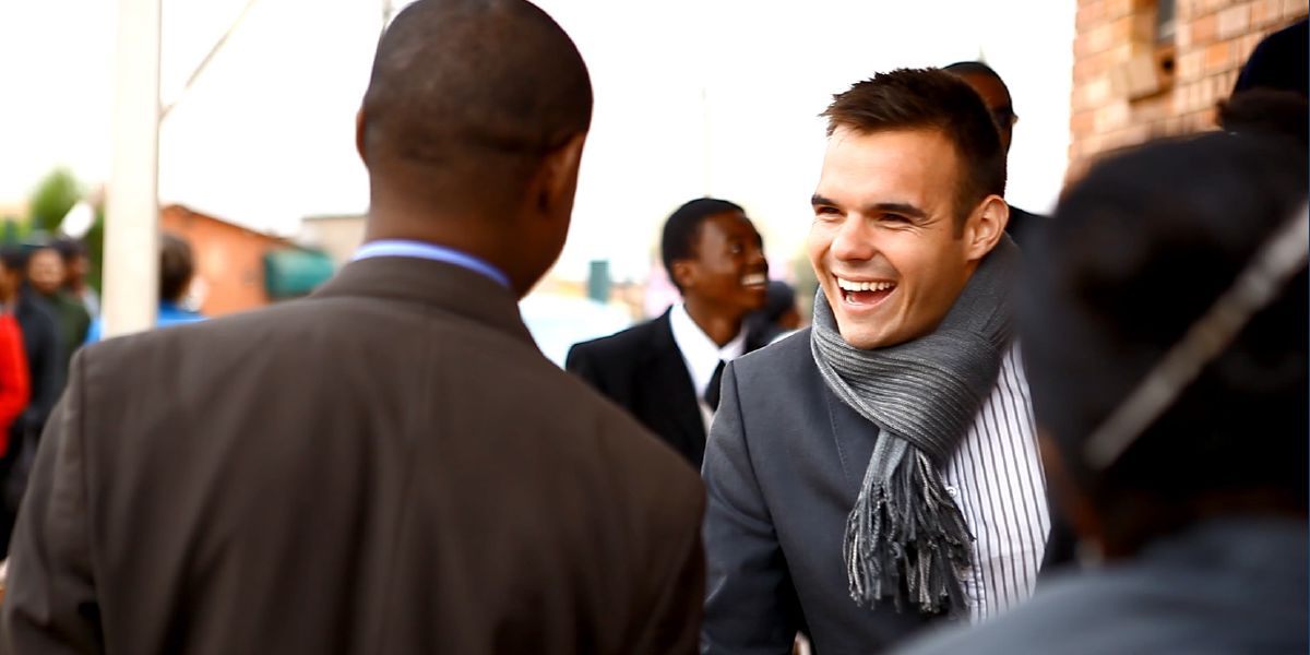 બે યહોવાના સાક્ષીઓ એકબીજાને મળી રહ્યા છે