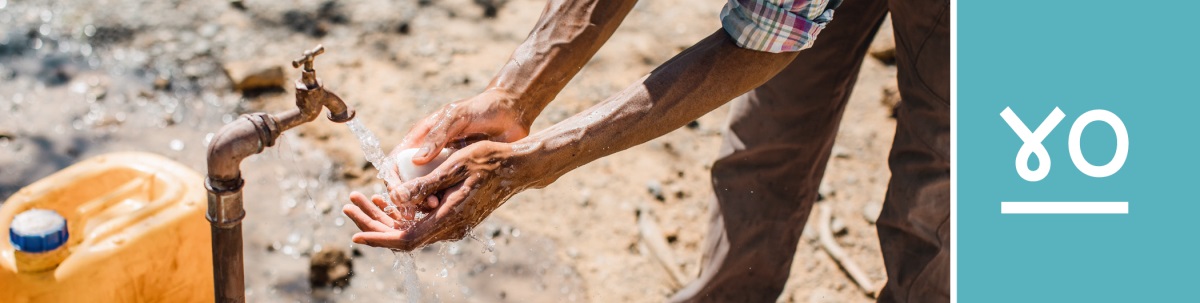 પાઠ ૪૦. એક માણસ સાબુ અને પાણીથી પોતાના હાથ ધોઈ રહ્યો છે.