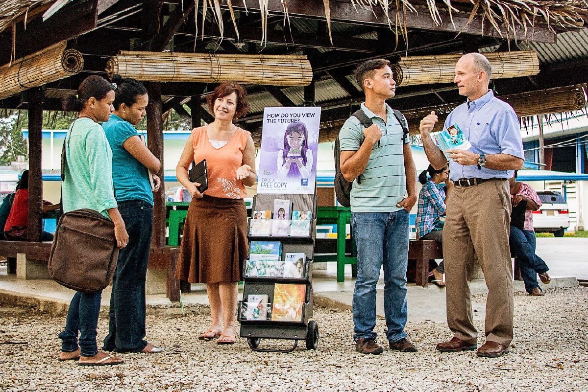 એક યુગલ બીજા દેશમાં જાહેરમાં પ્રચાર કરે છે
