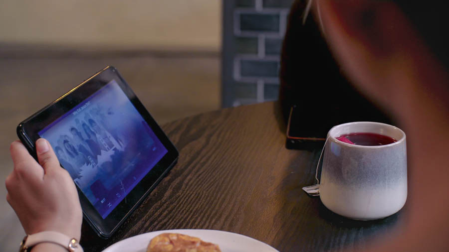 ‘શિષ્યો બનાવવાના કામમાં આનંદ મેળવીએ—આપણી આવડત વધારે કેળવીએ—ઉદાહરણો આપીને મુખ્ય મુદ્દાઓ સમજાવો’ નામના વીડિયોનું ર્દશ્ય છે. નીતા જેડને વીડિયો બતાવે છે.