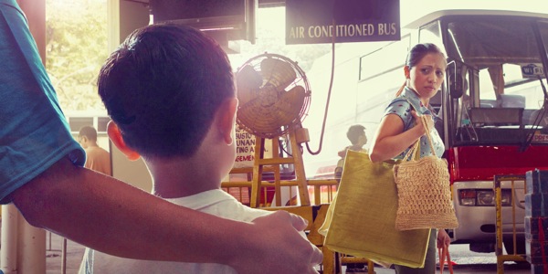 મેરલીન જતી વખતે નિરાશ નજરે પોતાનાં પતિ અને નાના દીકરા જીમીને જોઈ રહી છે