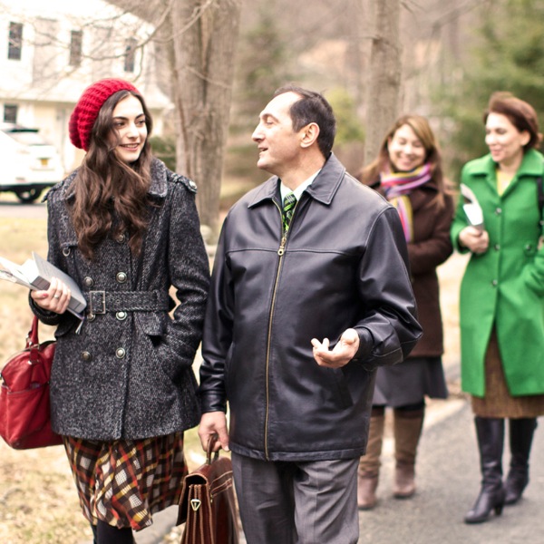 એક કુટુંબ સાક્ષીકાર્યમાં જઈ રહ્યું છે