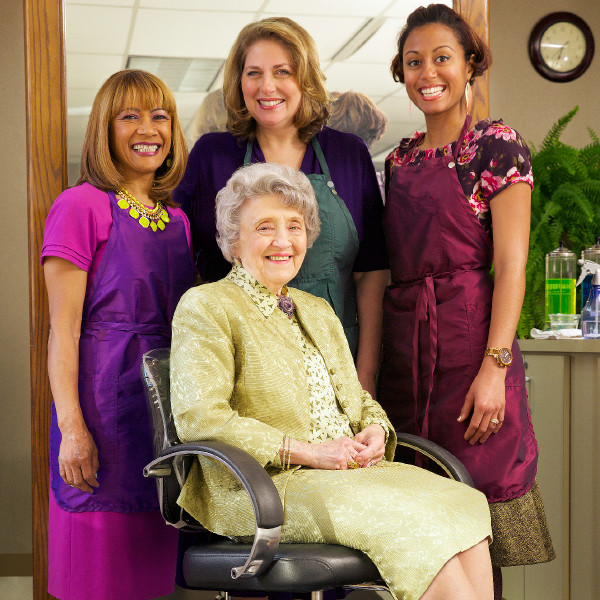 બેથેલના હૅર સલૂનમાં કામ કરતા મેલીટા જૅરસ અને બીજી બહેનો