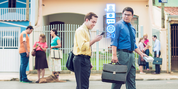 ઘર-ઘરના પ્રચારકાર્યમાં આપણા એક ભાઈ પોતાના મોબાઇલ ફોનમાં ખેલકૂદની જાણકારી મેળવી રહ્યા છે