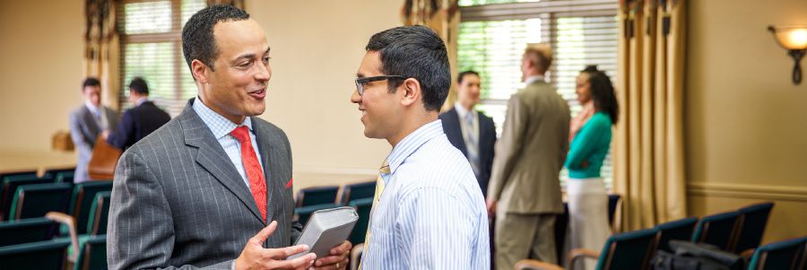 રાજ્યગૃહમાં બે ભાઈઓ વાતચીત કરી રહ્યા છે