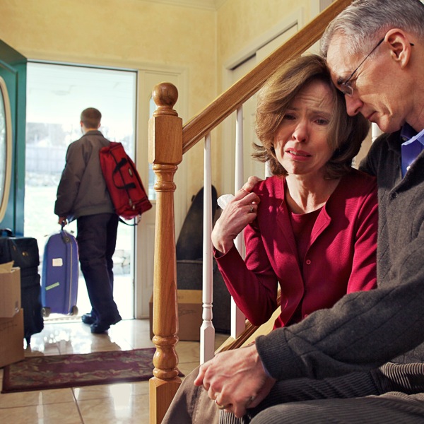 પોતાનો બહિષ્કૃત થયેલો દીકરો ઘર છોડીને જઈ રહ્યો છે ત્યારે માતા-પિતા એકબીજાને દિલાસો આપી રહ્યાં છે