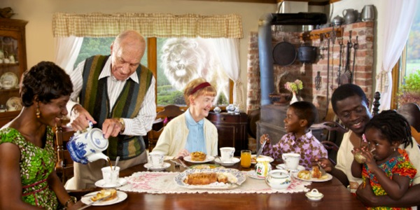 વિવિધ ઉંમર અને જાતિના લોકો ભેગા મળીને સંગતનો આનંદ માણે છે; એક ખૂંખાર સિંહ બારીમાંથી અંદર જોઈ રહ્યો હોય એવું ચિત્ર બતાવવામાં આવ્યું છે