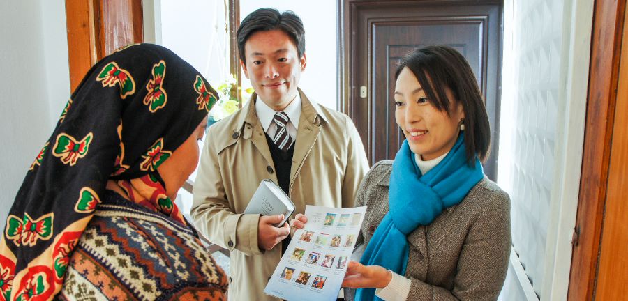 ઍપાર્ટમેન્ટમાં અટસૂકો એક સ્ત્રીને ખુશખબર જણાવે છે