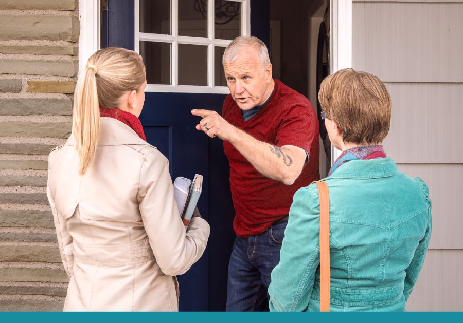 બે બહેનો એક માણસને સંદેશો જણાવવા જાય છે ત્યારે તે કઠોર રીતે વર્તે છે