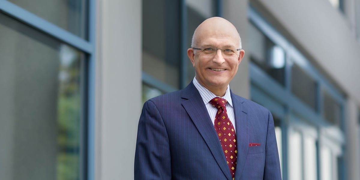 ફિલિપ બ્રમલી.