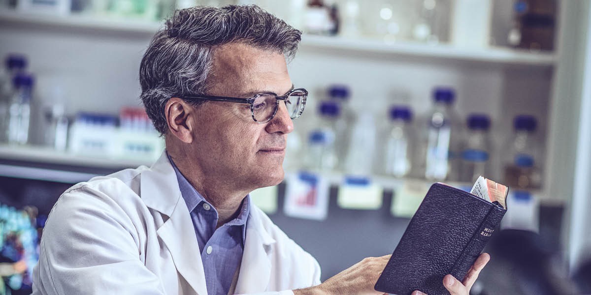 આગળ જણાવેલા એક વૈજ્ઞાનિક બાઇબલ વાંચે છે