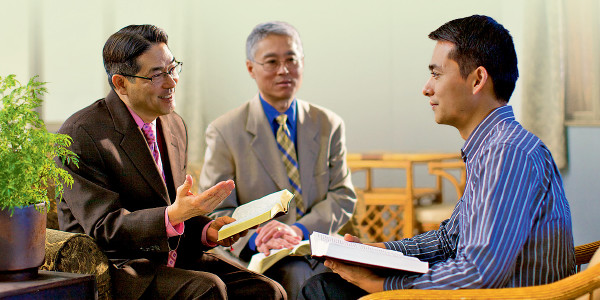Mokõi ansiáno oipuru la Biblia omorrasona hag̃ua peteĩ ermánope.