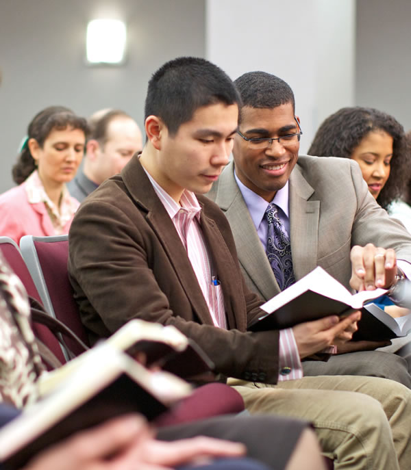 Hénte oleéva la Biblia peteĩ rreunión kristiánape
