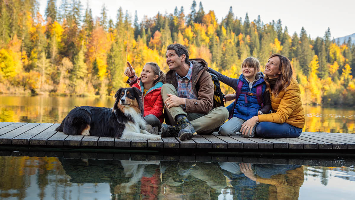 Peteĩ família oguapy peteĩ muéllepe ha ovyʼa omañávo pe naturalésare.