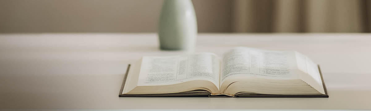 Peteĩ mesa ári oĩ peteĩ Biblia aviérto.