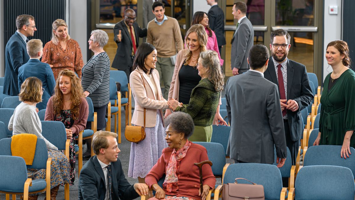 Oñepyrũ mboyve la rreunión umi testígo de Jehová oĩva peteĩ Salón del Réinope vyʼápe ojosaluda ha oñemongeta, ijapytepekuéra oĩ hénte orekóva opaichagua eda ha de diferénte kultúra.