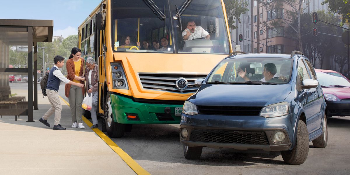 Peteĩ chofér omaneháva kolektívo ipochy ha ojaʼo ótro choférpe oñemoĩ haguére haperãme. Upe aja, peteĩ kuñakarai ha imembykuimbaʼe oipytyvõ peteĩ kuñakarai ijedávape oguejy hag̃ua pe kolektívogui.