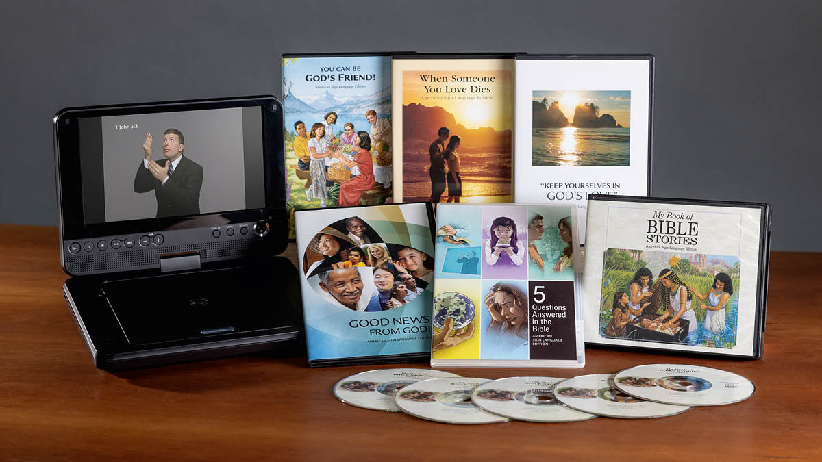 Peteĩ DVD portátil, ha unos kuánto puvlikasión lenguáhe de séñape osẽva en DVD.