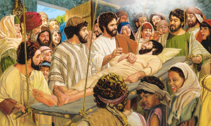 Oñembokua pe técho, ha kamíllape oñemboguejy Jesús oĩhápe peteĩ kuimbaʼe paralítikope