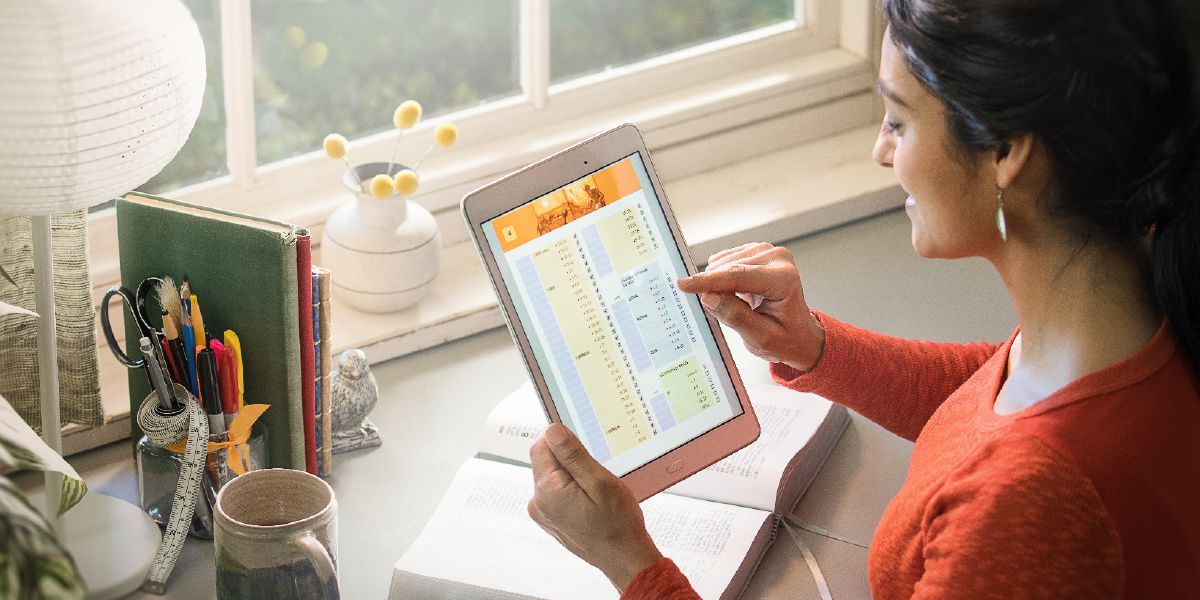 Peteĩ kuñataĩ omaña pe prográma jalee hag̃ua la Biblia oĩvare jw.org-pe