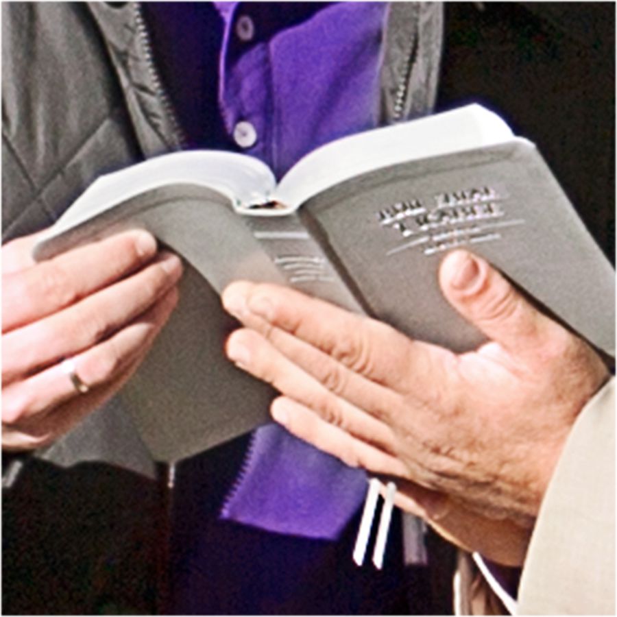 Peteĩ Biblia aviérto