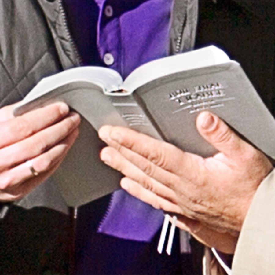 Peteĩ Biblia aviérto