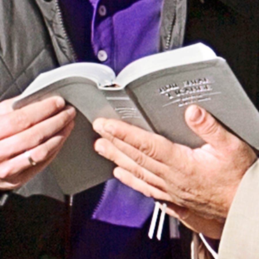 Peteĩ Biblia aviérto