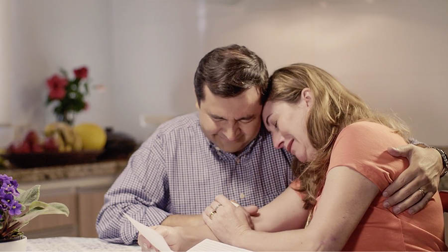 Peteĩ párte pe vidéo héravagui “Ñaneñeʼẽrendu Jehovápe ñande pyʼaite guive”. Gabriela ha iména hasẽ olee rire peteĩ kárta ohejáva chupekuéra ifamília oho rire hógagui