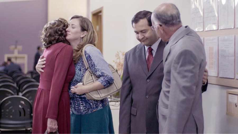 Peteĩ párte pe vidéo héravagui “Ñaneñeʼẽrendu Jehovápe ñande pyʼaite guive”. Iñamigokuéra oañuã ha okonsola chupekuéra peteĩ rreunión rire