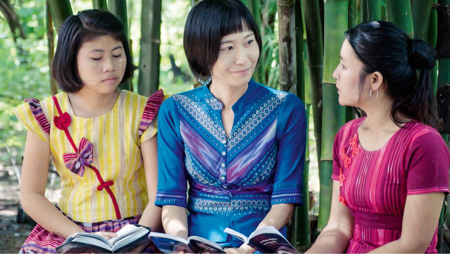Peteĩ párte pe vidéo héravagui “Umi misionéro ombaʼapo kyreʼỹva”. Peteĩ misionéra ostudia la Biblia peteĩ kuñándi ha omoirũ chupe ótra ermána