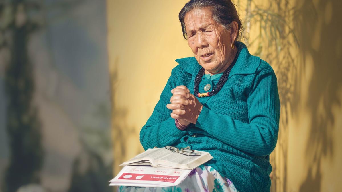 Peteĩ ermána ijedáva oñemboʼe ipyʼaite guive. Hypaʼũme oreko peteĩ Biblia ha peteĩ lísta oĩva jw.org-pe heʼihápe mbaʼéichapa héra umi ermáno oĩva kárselpe.
