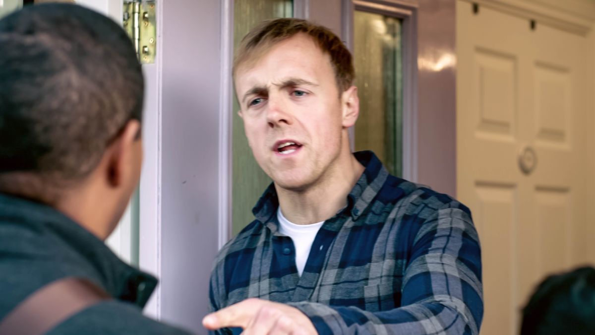 Peteĩ párte pe vidéo héravagui “Jahechauka pe mborayhu núnka ndofalláiva predikasiónpe”. Peteĩ ogajára ipochýva ijarhél hína pe túape, ha itaʼýra osẽ hendive la predikasiónpe.