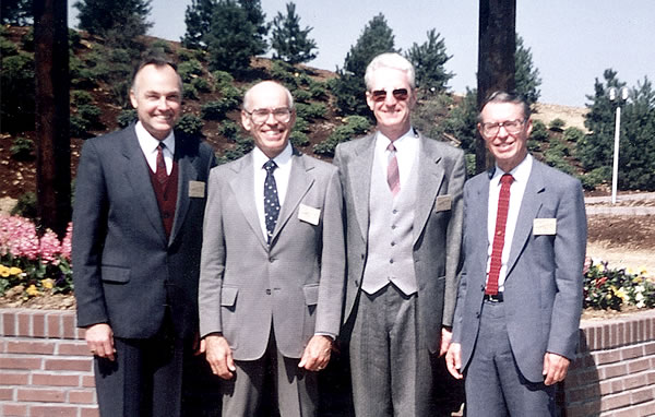 Richard, Bill, Lowell, ha Ramon ojededikárõ guare pe sukursál pyahu Sélterspe