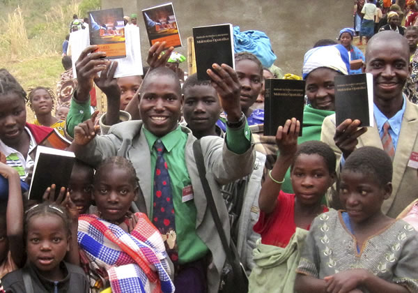 Unos kuánto testígo de Jehová Mozambíquepe oreko ipópe peteĩ puvlikasión bíblica pyahu