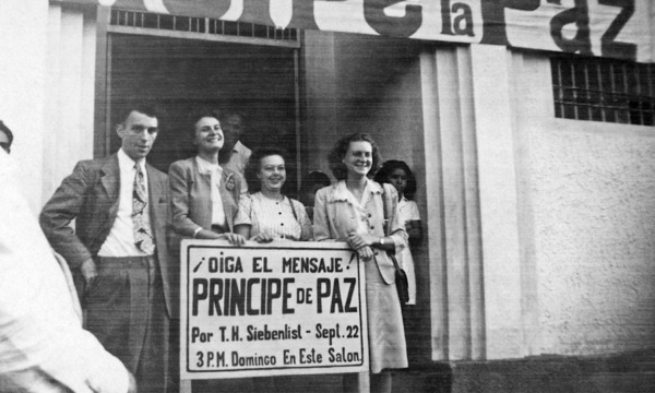 Mildred Olson ha ambue ermanokuéra oĩ vaʼekue peteĩ asambléape El Salvadórpe