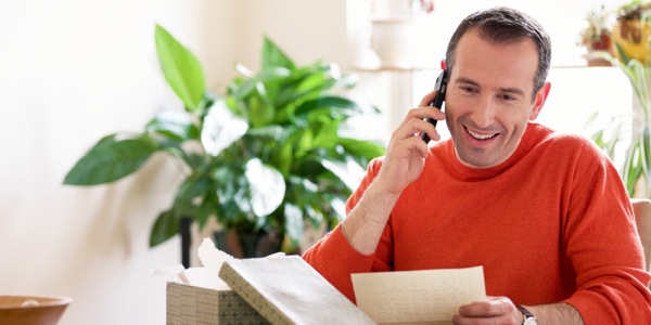 Peteĩ kuimbaʼe oñeʼẽva hína iñamígondi por teléfono