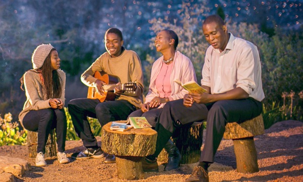 Peteĩ família Sudafricagua opurahéi hína kántiko