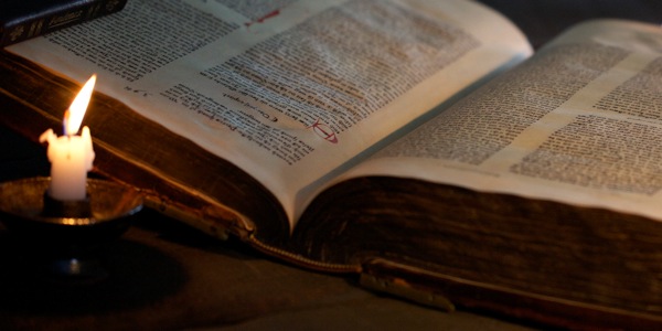 Peteĩ Biblia ha peteĩ tataindy hendýva hína ijykére