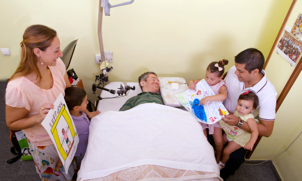 Peteĩ família ovisita Félix Alarcónpe ha umi mitã ohechauka chupe divúho
