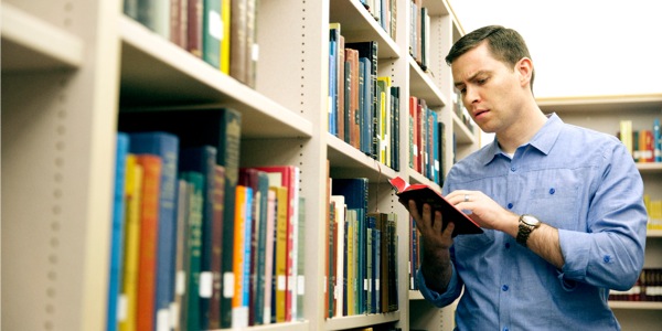 Peteĩ kuimbaʼe oleéva hína la Biblia peteĩ vivliotékape