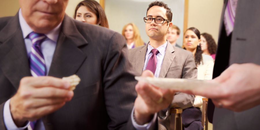 Peteĩ testígo de Jehová hoʼu pe pan Konmemorasionhápe