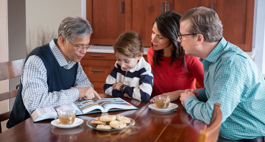 Peteĩ ermáno ijedáva okomparti hembiasakue peteĩ famíliandi